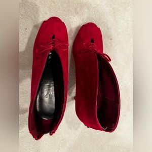 Impo cute cut out booties in red size 8M